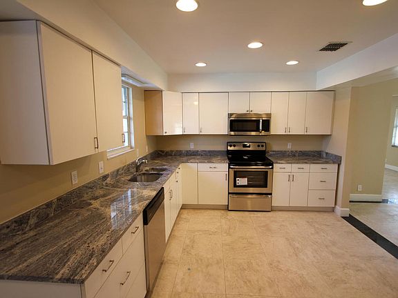 3rd image of 8431 Cross Timbers Ct