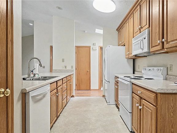4th image of 910 Greenfield Dr