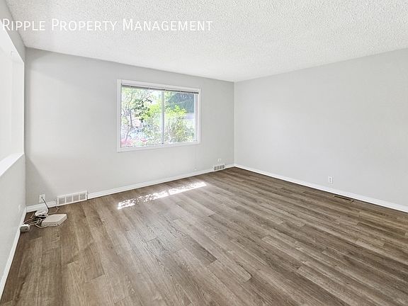 5th image of 424 32nd Ave NW