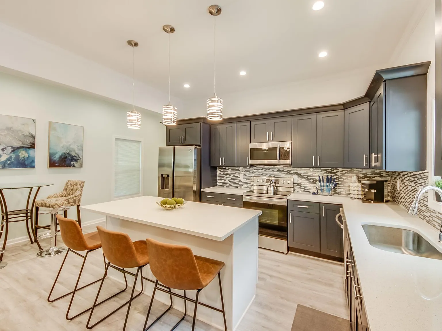 3 bed, 2.5 bath, 1616 sqft, $2,400 — Photo 4