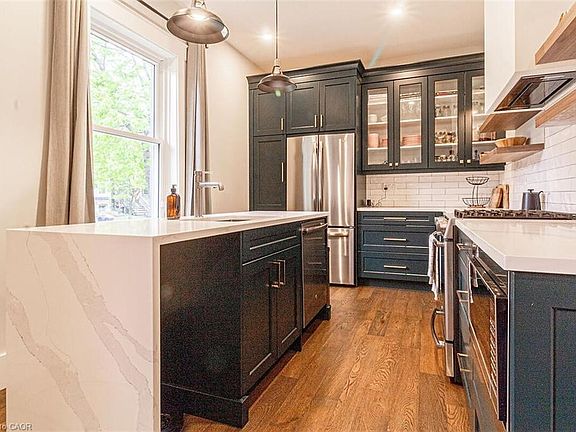 5th image of 294 Caroline St S