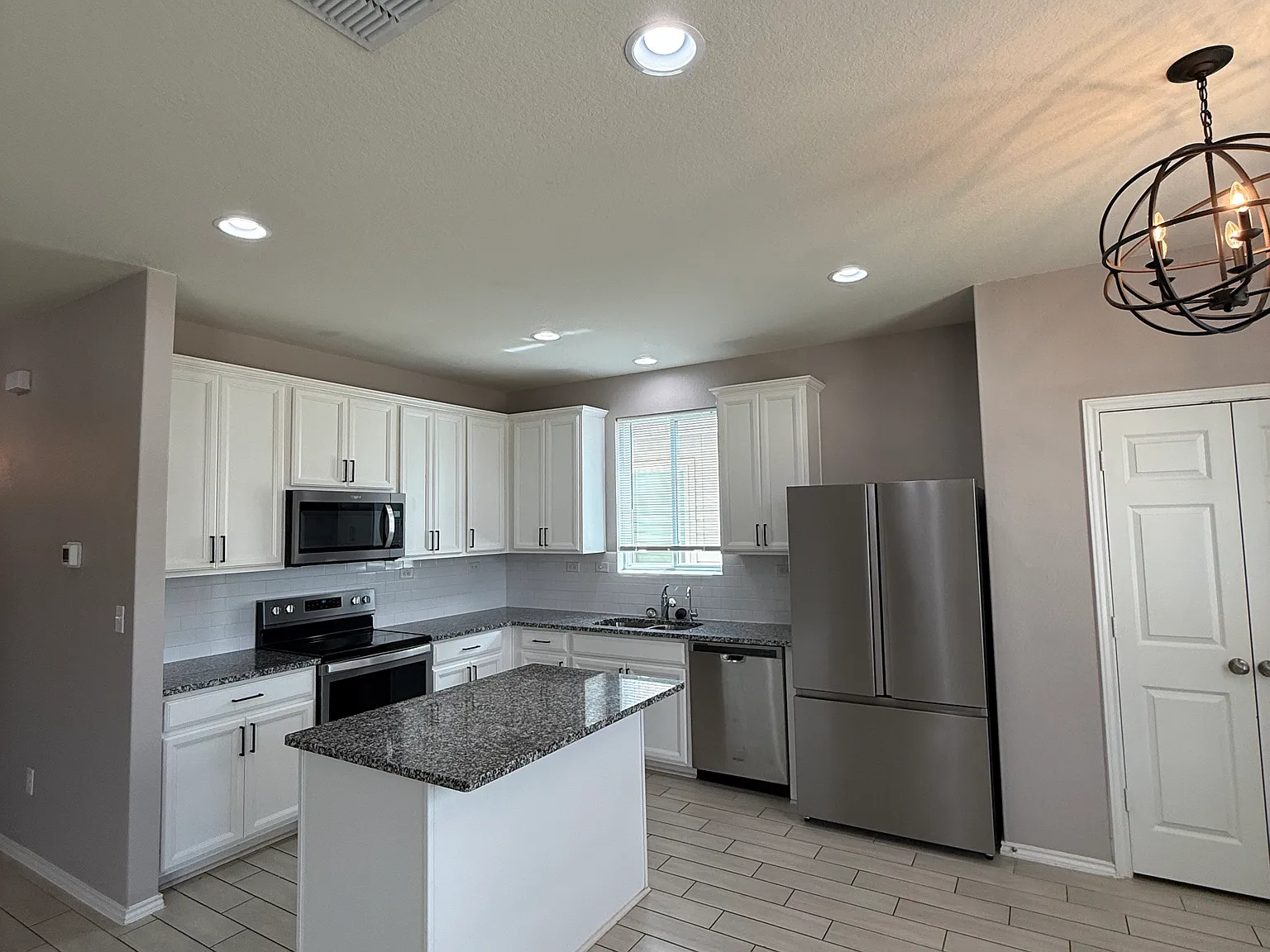 3 bed, 2.5 bath, 2302 sqft, $2,000 — Photo 3