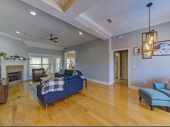 3rd image of 135 Clifton Dr