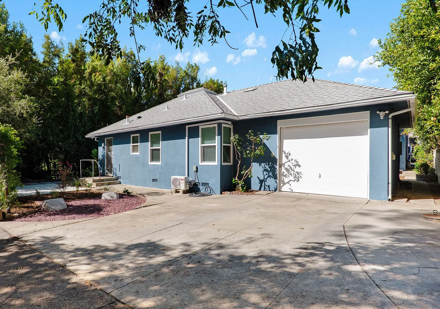 Adorable 1 Bed / 1 Bath Back House in Sierra Madre with Private Garage & In Unit Laundry — Photo 2