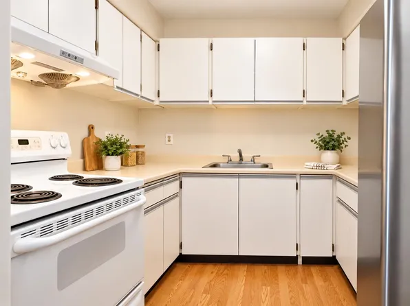 8231 Granville Ave #205, Richmond, BC V6Y 3A4