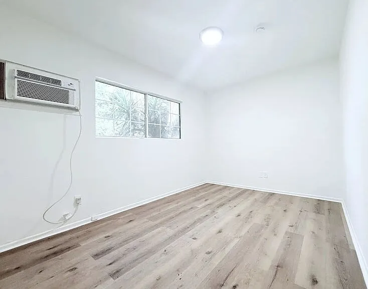 10565 Camarillo St — Photo 15