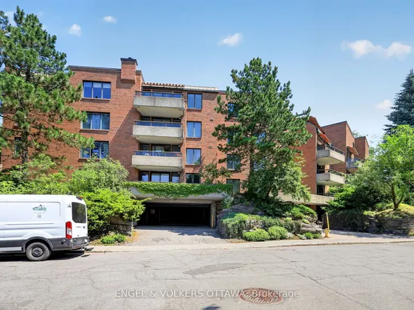 7 Kippewa Dr #106, Ottawa, ON K1S 3G3