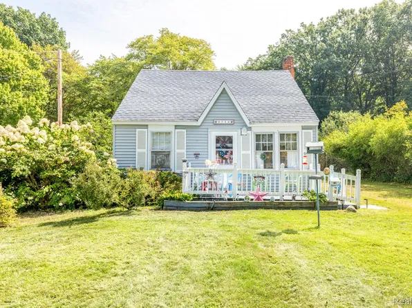 2712 Michigan Rd, Port Huron, MI 48060