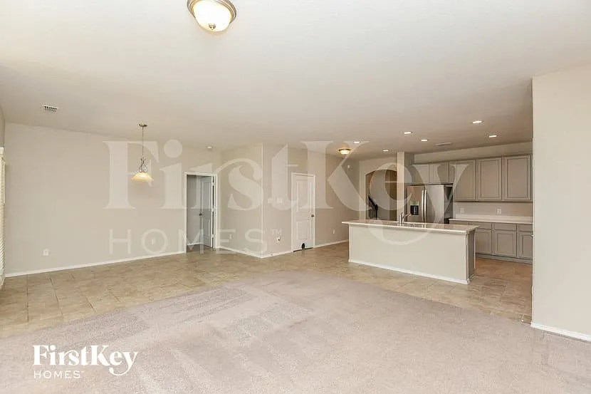 4 bed, 3.0 bath, 2594 sqft, $2,570 — Photo 2