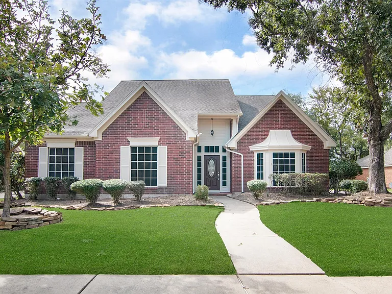 15118 Greenleaf Ln — Photo 1