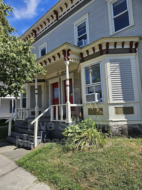 4 bed, 2.0 bath, 1600 sqft, $3,500 — Photo 1