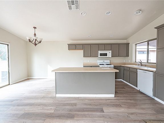 4th image of 3952 E Packard Avenue