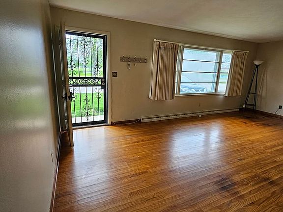 3rd image of 28 Phillips Dr