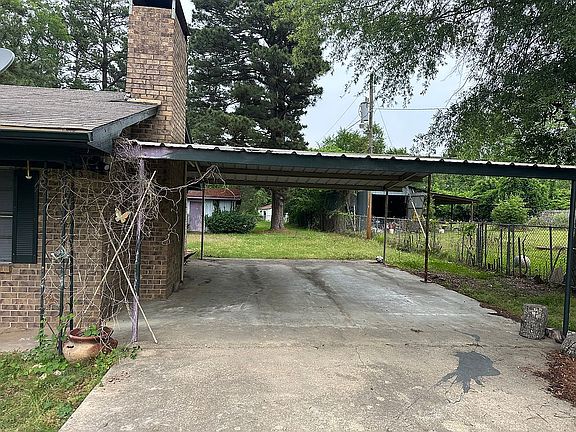 3rd image of 215 Fagan Ln