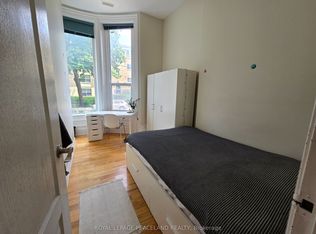 34 Ross St #1A, Toronto, ON M5T 1Z9