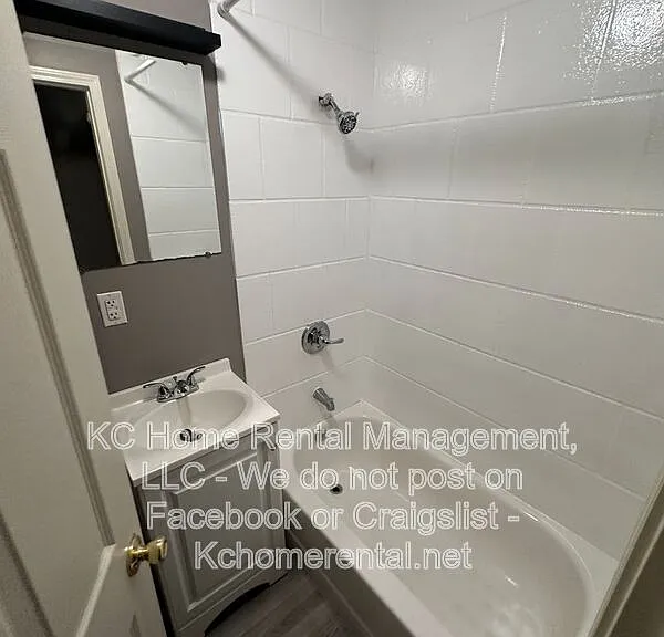 1110 W 41st Ter #1W — Photo 9