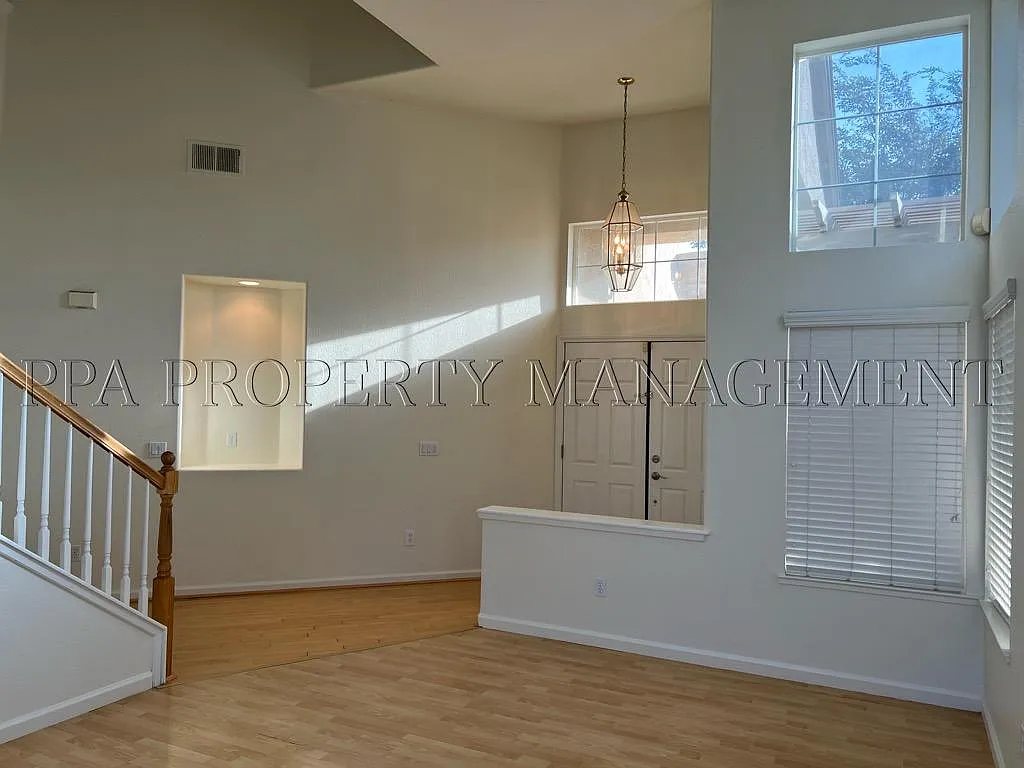 4 bed, 2316 sqft, $3,000 — Photo 2