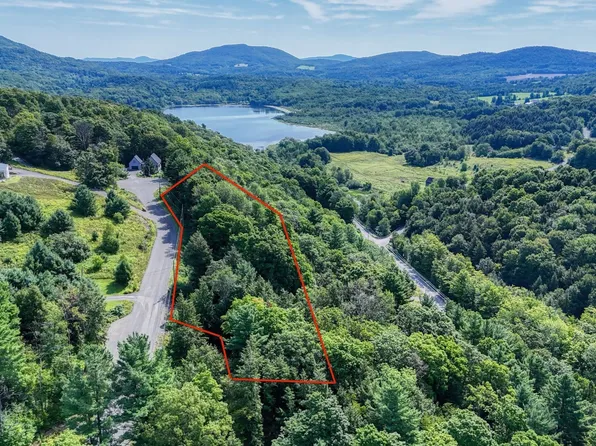 24 Rue Quinlan, Bromont, QC J2L 0S7