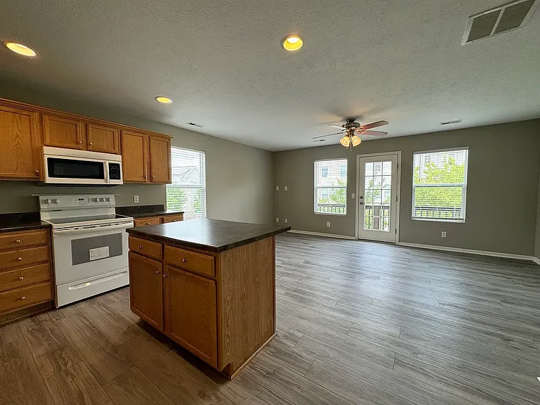 18159 Hayes Plz — Photo 3