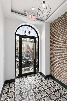Rented by Venn NY Inc | media 25
