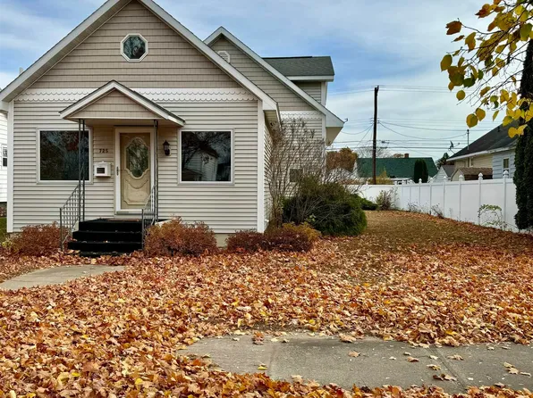 725 S 16th St, Escanaba, MI 49829