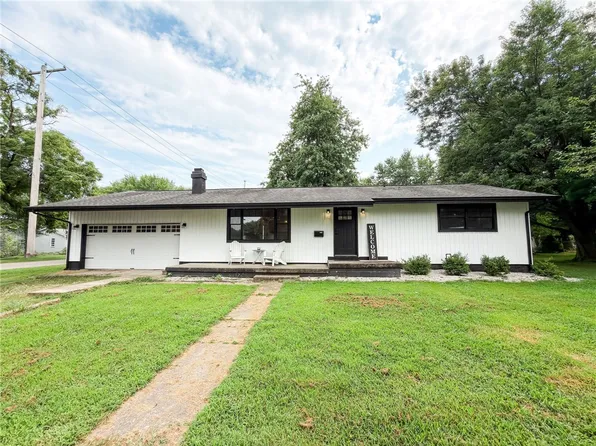 1009 Cherry St, Marshall, IL 62441