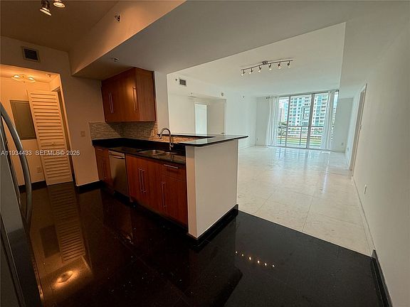 4th image of 325 Biscayne Blvd #621