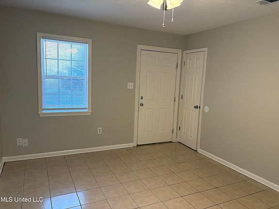 2nd image of 2412 Oxford Dr