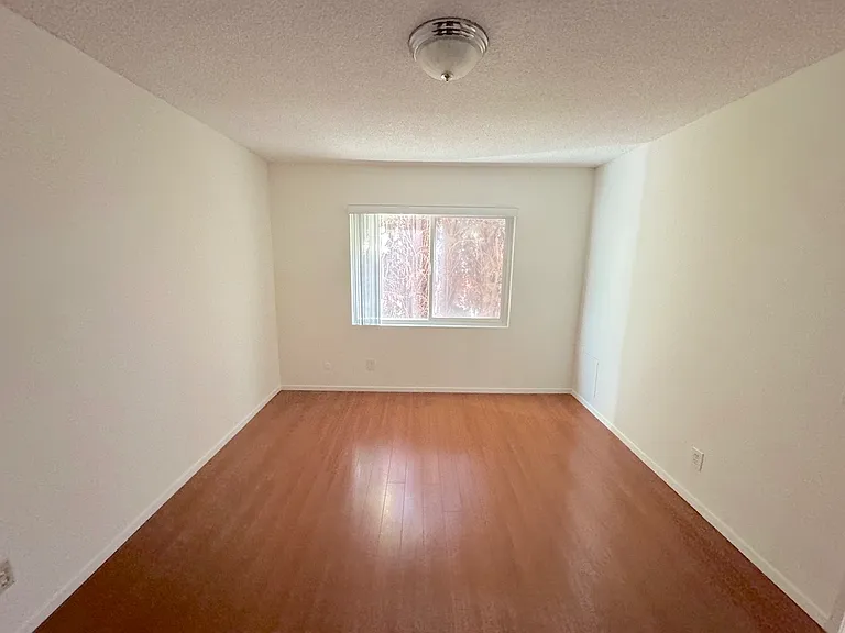 447 W Elk Ave #3 — Photo 27