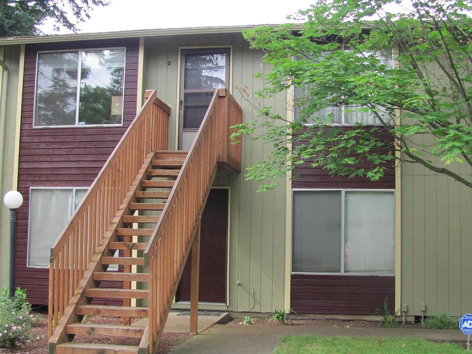 Private and quiet tri-plex. Apartment on ground level.