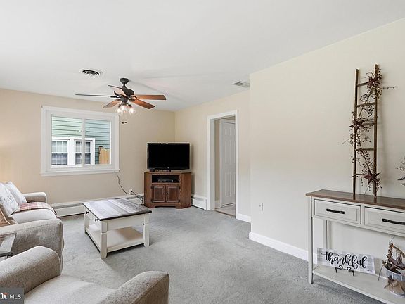 4th image of 206 W 12th St