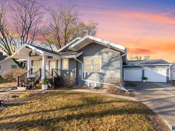 307 N 4th St, Beresford, SD 57004