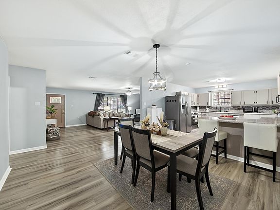 5th image of 9 Snowden Cir