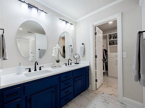 4th image of 3704 N Coachlight Dr