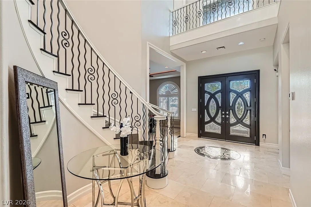6 bed, 7.0 bath, 5693 sqft, $9,500 — Photo 4