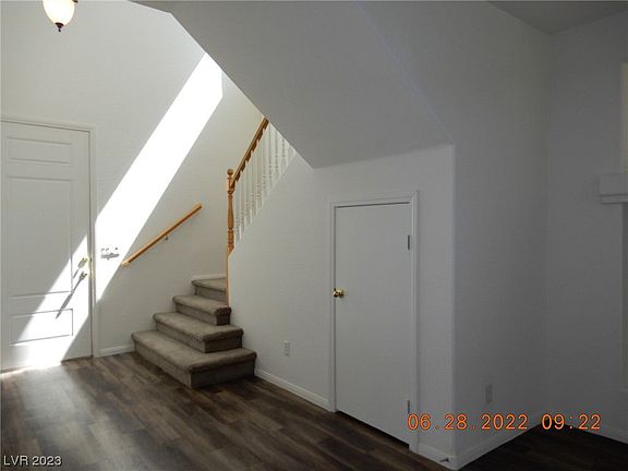 3rd image of 521 Dolphin Peak Ct