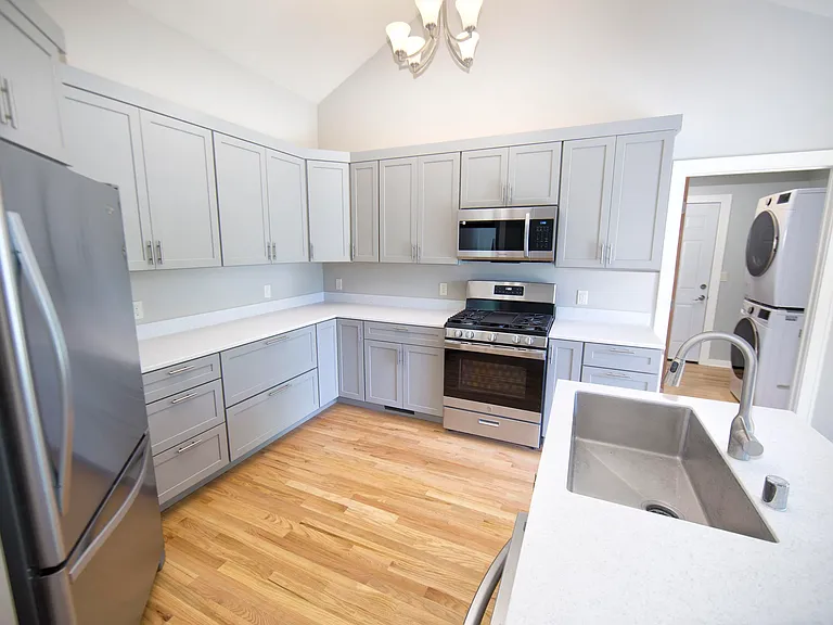 1255 Westwood Dr — Photo 4