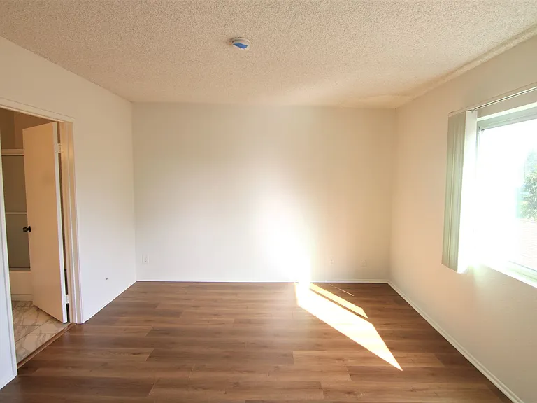 13552 Burbank Blvd #3 — Photo 10