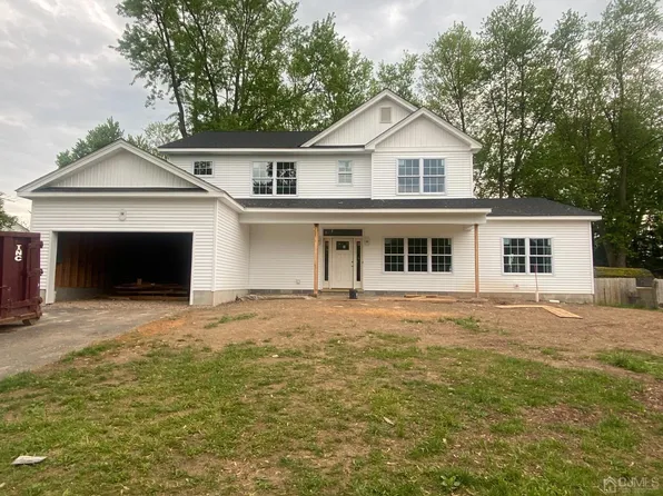 26 Pelham Rd S, Kendall Park, NJ 08824