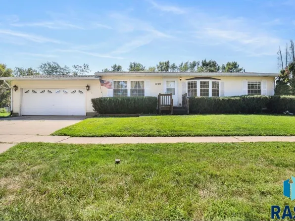 1009 W 3rd Ave, Lennox, SD 57039