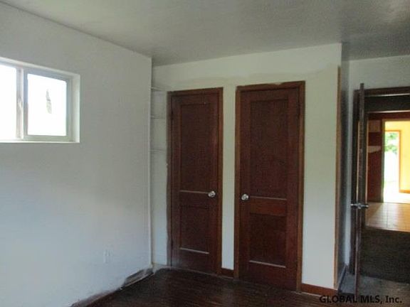 3rd image of 32 Chestnut St