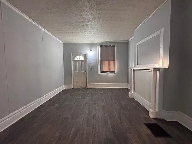3 bed, 1.0 bath, 2348 sqft, $1,300 — Photo 2
