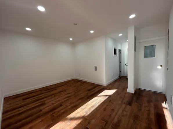 5822 60th Pl Floor 2, Maspeth, NY 11378