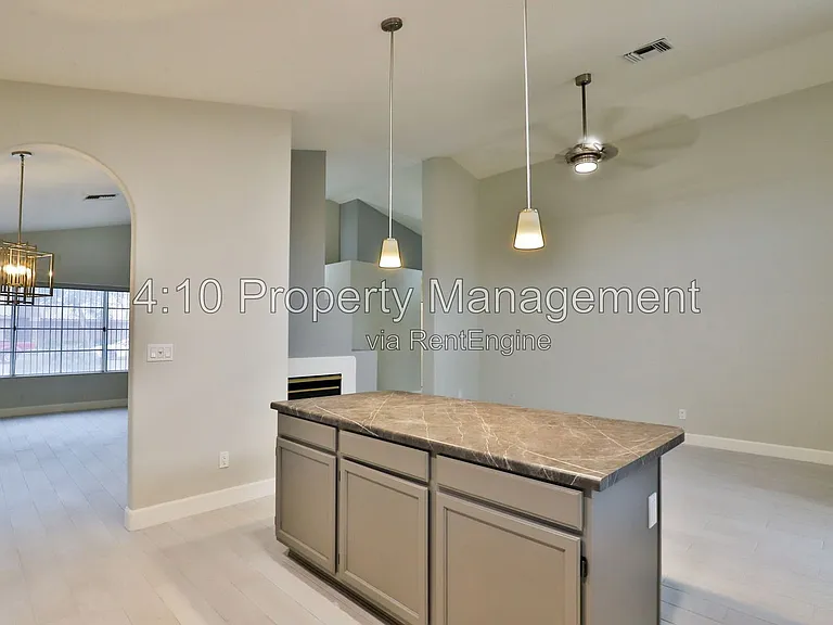 4230 E Woodland Dr — Photo 11