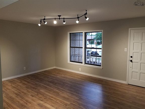 3rd image of 711 W Rebecca Ave