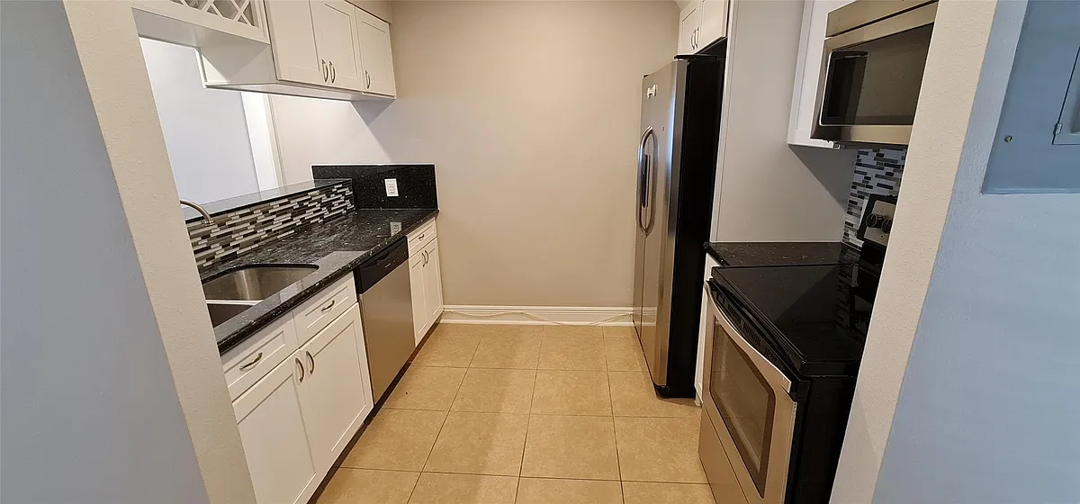 Building Photo - 3300 Yorktown St #19
