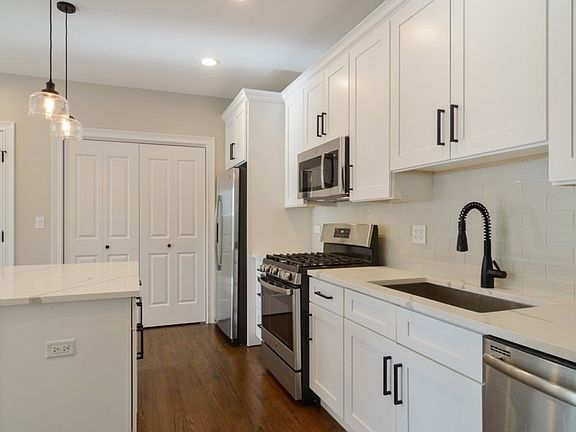 2nd image of 2100 W Barry Ave #2F