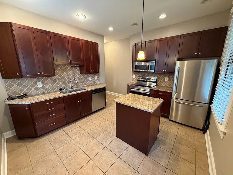 320 E Whittier St — Photo 5