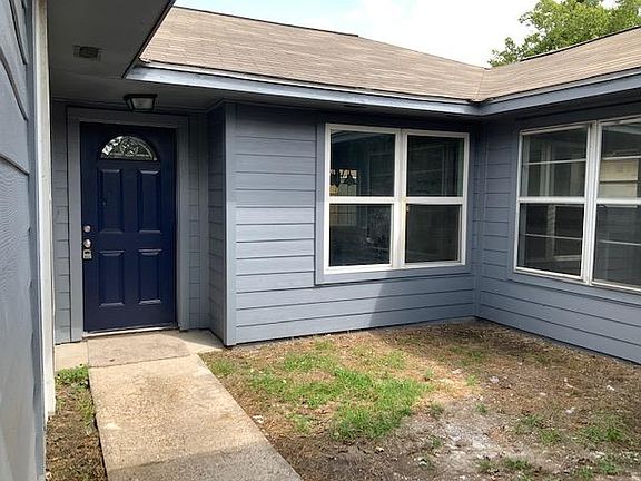 Lovely little courtyard area that you can add a nice little table and chairs for that Morning Cuppa Joe!