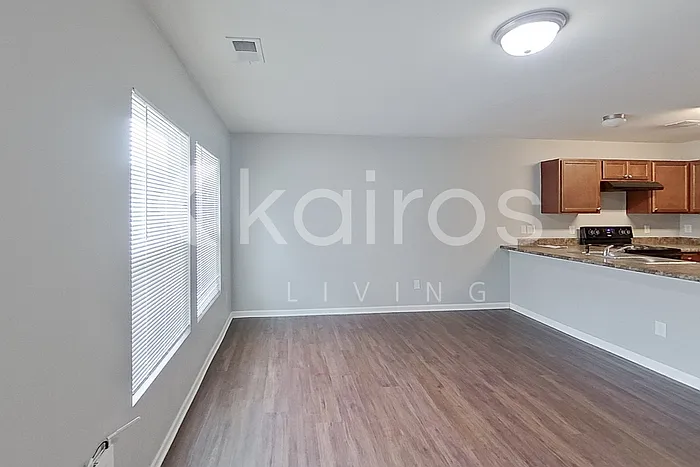 1010 E Macree Ter — Photo 3